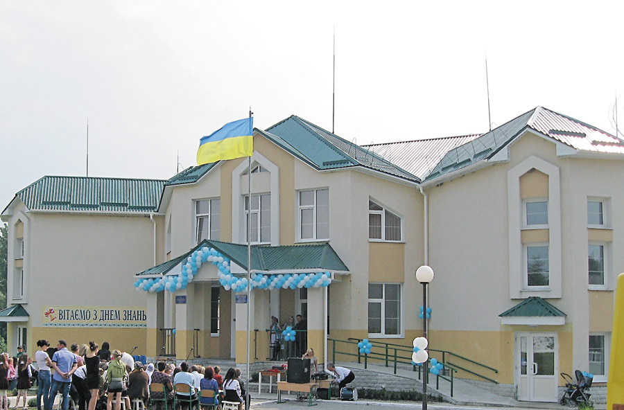 Нова школа в селі Калинівка Корецького району. Фото надане автором